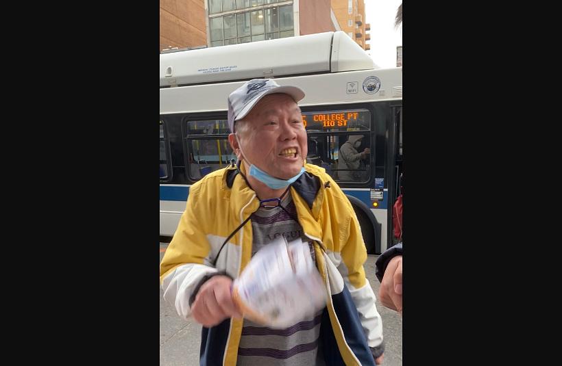 Dana 16. februara 2023, Džongping Ki je ponovo uznemiravao praktikante na punktu u Flašingu. (Fotografiju obezbedili praktikanti)