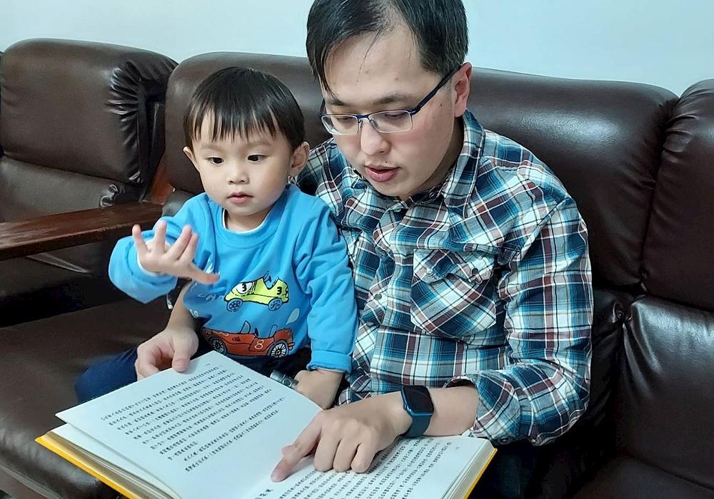 Wei -tung svom djetetu čita Zhuan Falun 