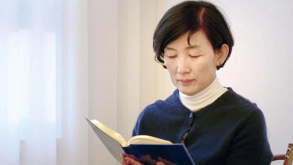 Gospođa Choi čita Zhuan Falun