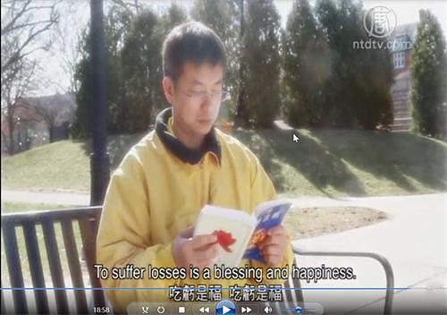  Vang Veiju čita Džuan Falun, glavno štivo Falun Gonga
