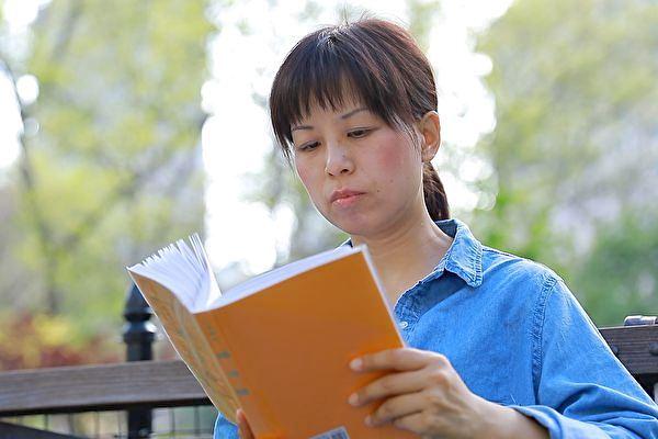 Liu Čing čita Džuan Falun