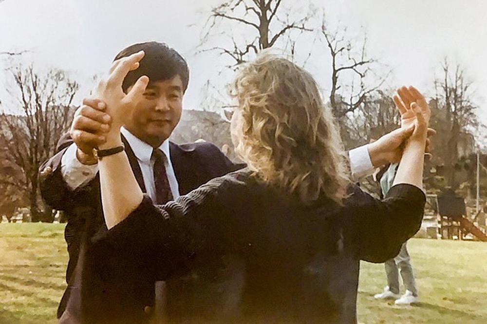 Gospodin Li Hongzhi, osnivač Falun Dafa, predstavio je praksu u Švedskoj u aprilu mjesecu  1995. godine.