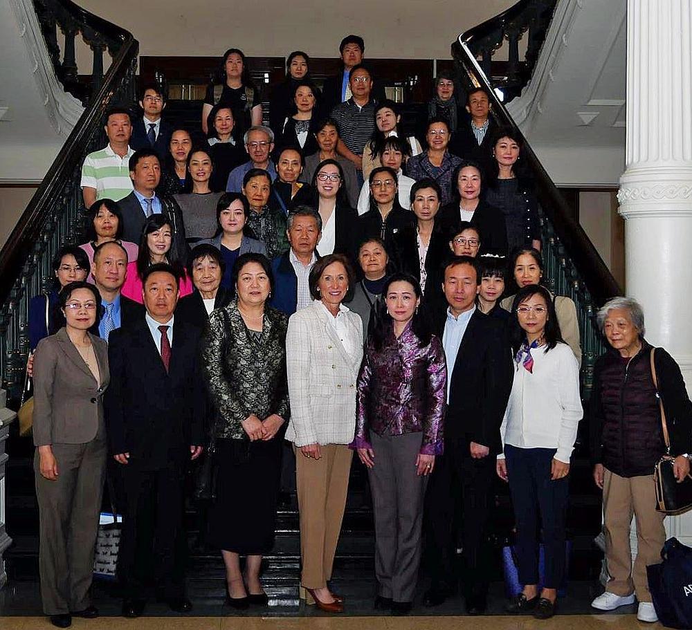  Senatorica Kolhorst (u sredini, prvi red) na grupnoj fotografiji sa Falun Gong praktikantima.
