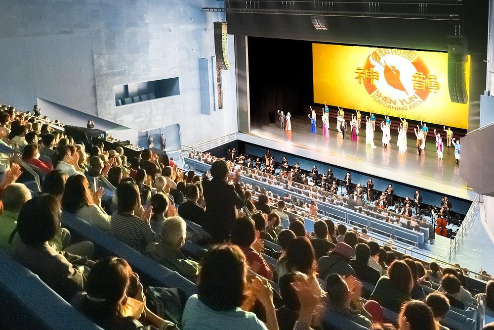 Shen Yun World u Centru za scenske umjetnosti u Taipeju 21. marta. Izvođači su tri puta izlazili na naklon. Trupa je izvela sedam predstava u Centru za scenske umjetnosti u Taipeju od 21. do 26. marta, sve pred punim dvoranama. (The Epoch Times) 