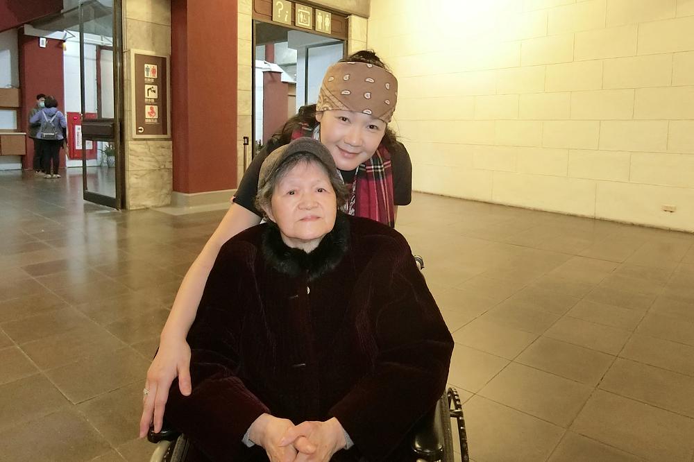 Poduzetnica Hsu Hui-chen i njena majka na predstavi Shen Yuna u Taipeju 29. marta (The Epoch Times)
 