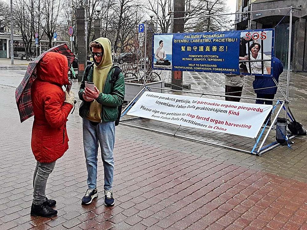   Praktikanti u Rigi 1. aprila razotkrivaju tekući progon Falun Dafa od strane KPK.
