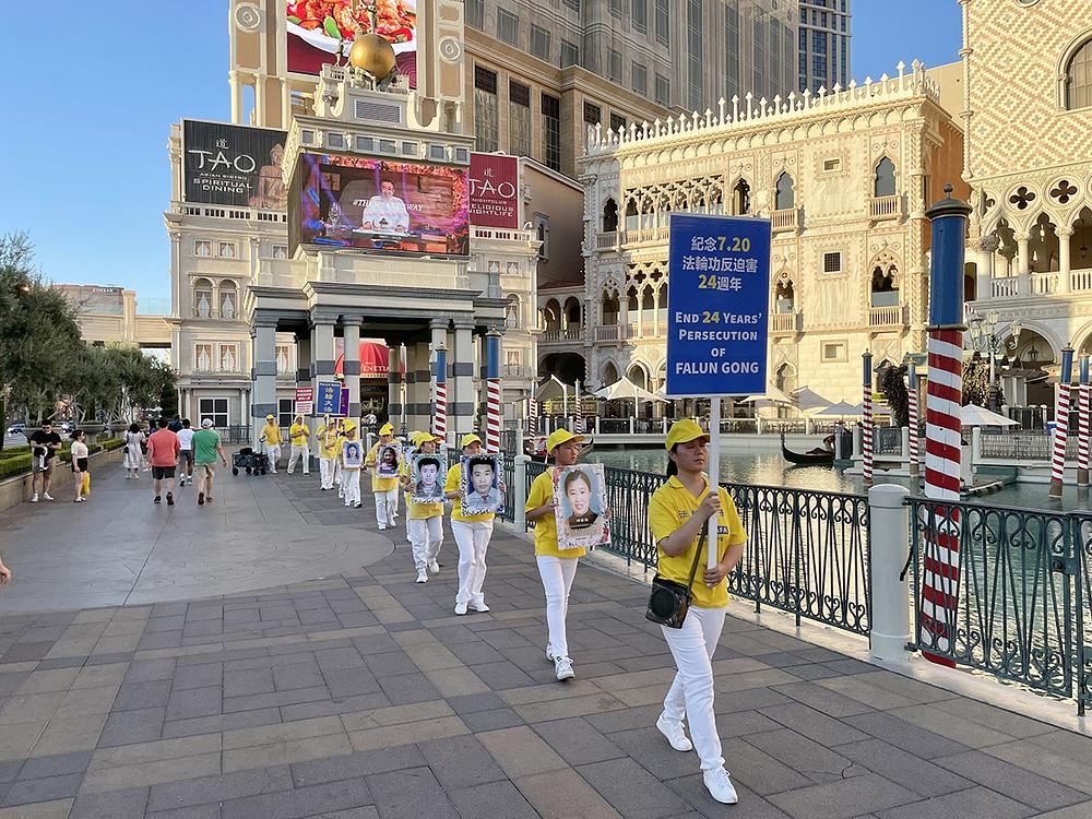 Praktikanti su marširali duž Las Vegas Bulevara 9. jula 2023. kako bi podigli svijest o progonu u Kini.