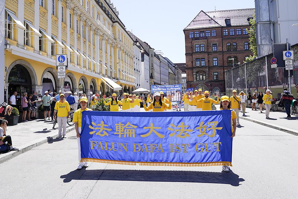 Falun Dafa praktikanti održali su paradu u Münchenu, Njemačka, 15. srpnja 2023.