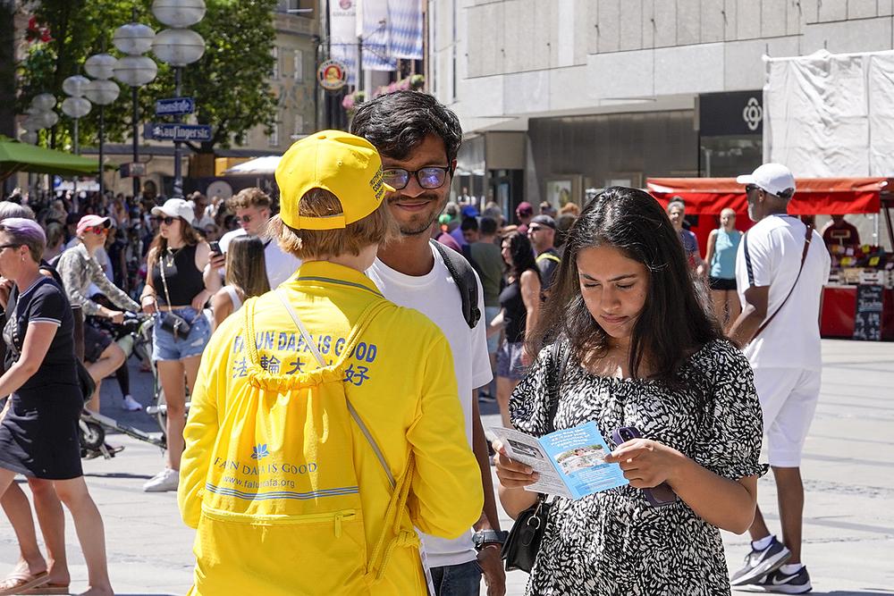 Prolaznici su praktikante pitali o Falun Dafa.