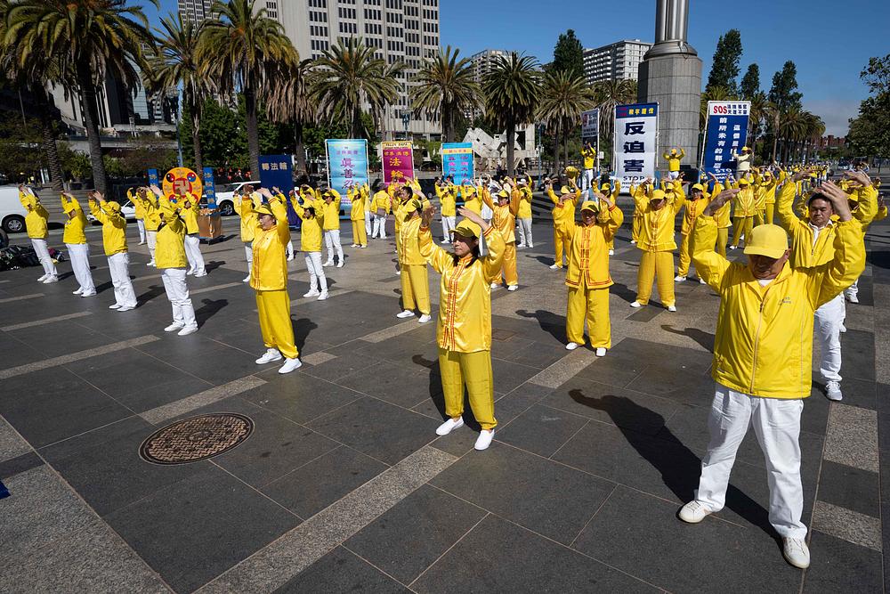 Falun Dafa vježbe ispred Ferry Building-a 15. srpnja.