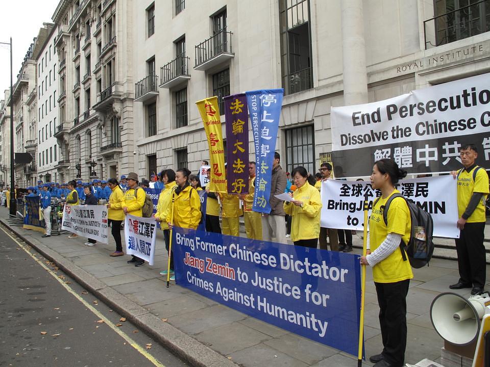 Konferencija za štampu ispred Kineske ambasade u Londonu, 10. oktobra 2015. godine