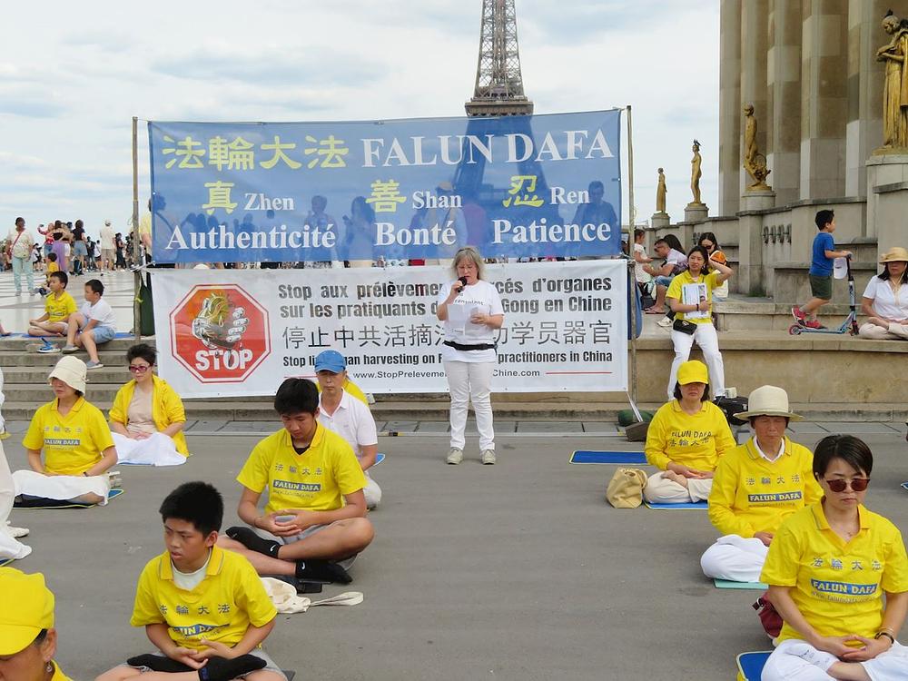  Christina, francuska članica Međunarodne koalicije za okončanje zlouporabe transplatacija u Kini (eng.ETAC, End Transplant Abuse in China), poziva Francusku da nešto poduzme za zaustavljanje partijskog zločina oduzimanja organa od živih Falun Gong praktikanata te se suzdrži od neizravnog podržavanja zločina KPK.