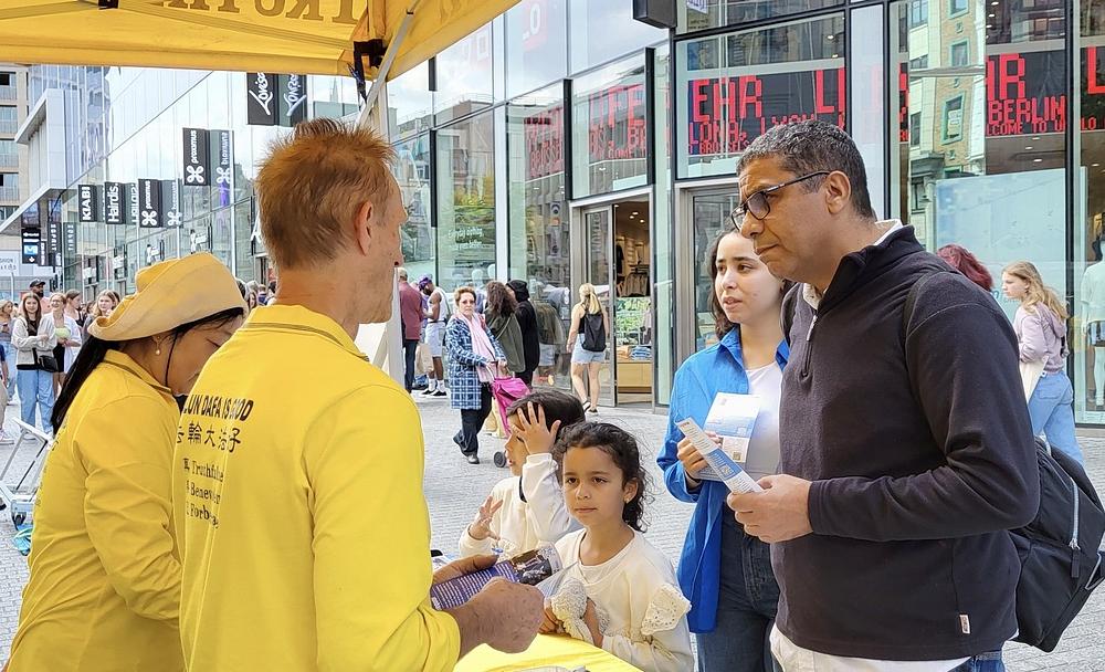 Falun Dafa praktikanti prilikom održavanja aktivnosti u briselskom gradskom centru 22. srpnja, 2023. Mnogi mještani i turisti se raspituju o Falun Dafa. 
