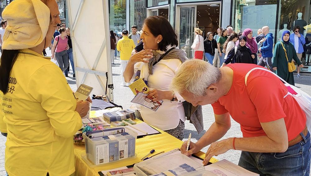 Stanovnici Bruxellesa su svojim potpisima dokazali da shvaćaju istinu o Falun Dafa te su iskazali podršku praktikantima koji se trude pomoći okončati progon u Kini.