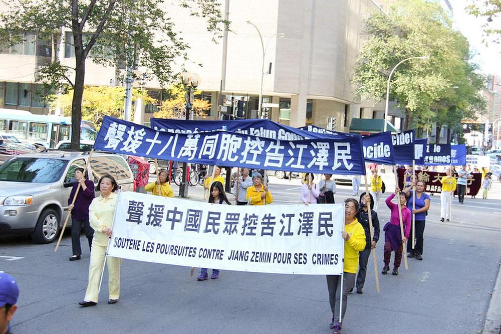 Na transparentu piše na kineskom i francuskom jeziku: „Izvedite Jiang Zemina pred lice pravde zbog njegovih zločina“.
