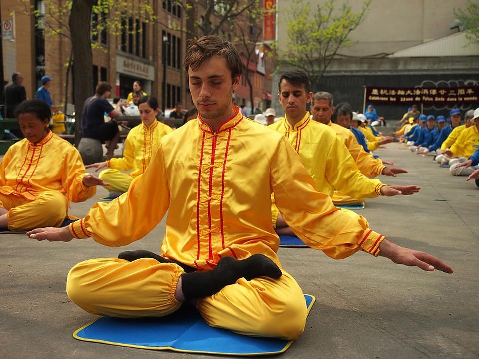 Falun Dafa praktikanti  demonstriraju Falun Dafa meditaciju u Montrealu za vrijeme proslave Svjetskog Falun Dafa dana, 9. maja.