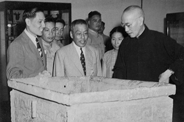  Čang Kaj Šek, njegova supruga Sung Mei-ling i njihov sin Čang Čing Kuo u poseti izložbi nacionalnog blaga u Nanđingu 1947.