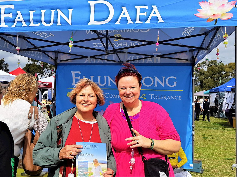 Kerry Schippers (lijevo) je pohvalila Falun Dafa.