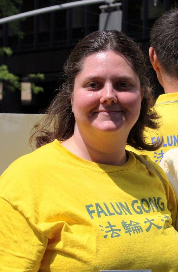  Jennie na povorci Svjetskog dana Falun Dafa 2014.