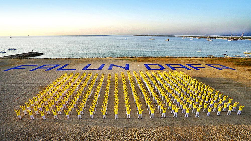 Praktikanti formiraju riječi "Falun Dafa" na Legian plaži na Baliju 25. septembra 2015. godine.