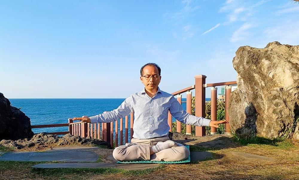  Napustivši monaški život, Park Dongseok je ponovo započeo život na prelepom ostrvu Jeju. Suočen sa složenim okruženjem modernog društva, Park Dongsek nastoji da odbaci ljudske predstave, marljivo se kultivišući.