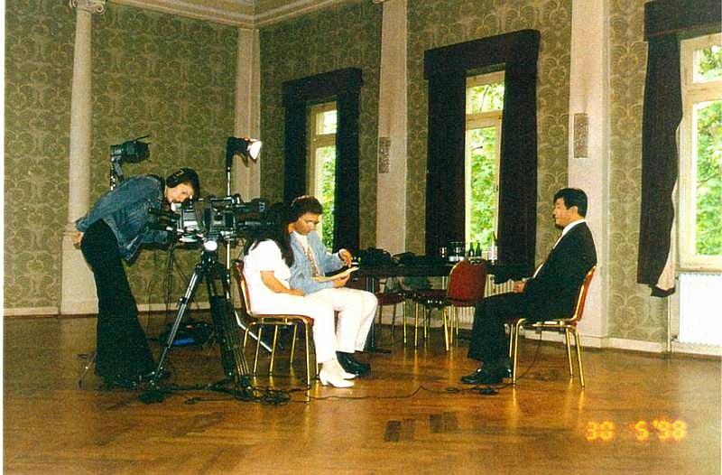 Njemačka TV stanica ZDF intervjuiše gospodina Li Hongzhija 1998. godine.