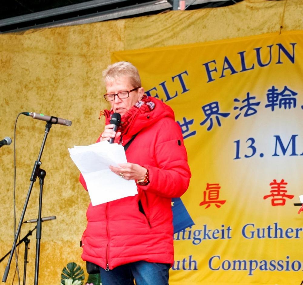 Ulrike Nissen, članica njemačkog parlamenta, je održala govor tokom proslave Svjetskog dana Falun Dafe u Frankfurtu 11. maja 2019. godine.