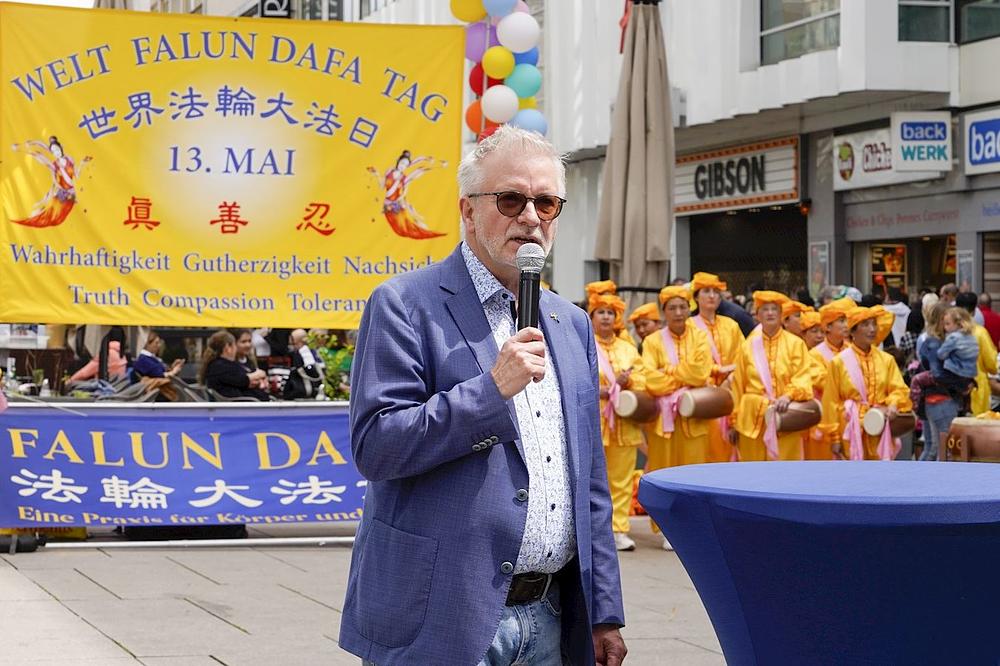 Dana 6. maja 2023., član EP Michael Gahler došao je na proslavu Svjetskog dana Falun Dafe da izrazi svoju podršku.