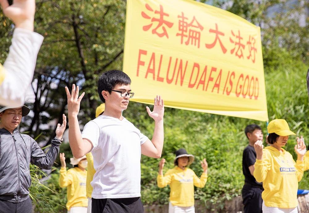Praktikanti izvode Falun Dafa vježbe u parku Sakae u Nagoyi 17. rujna 2023. 