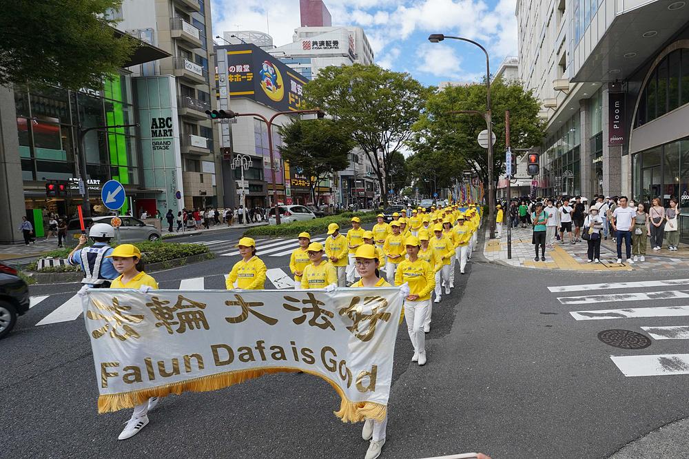  Falun Dafa praktikanti marširali su u Nagoyi kako bi govorili ljudima o progonu u Kini. 