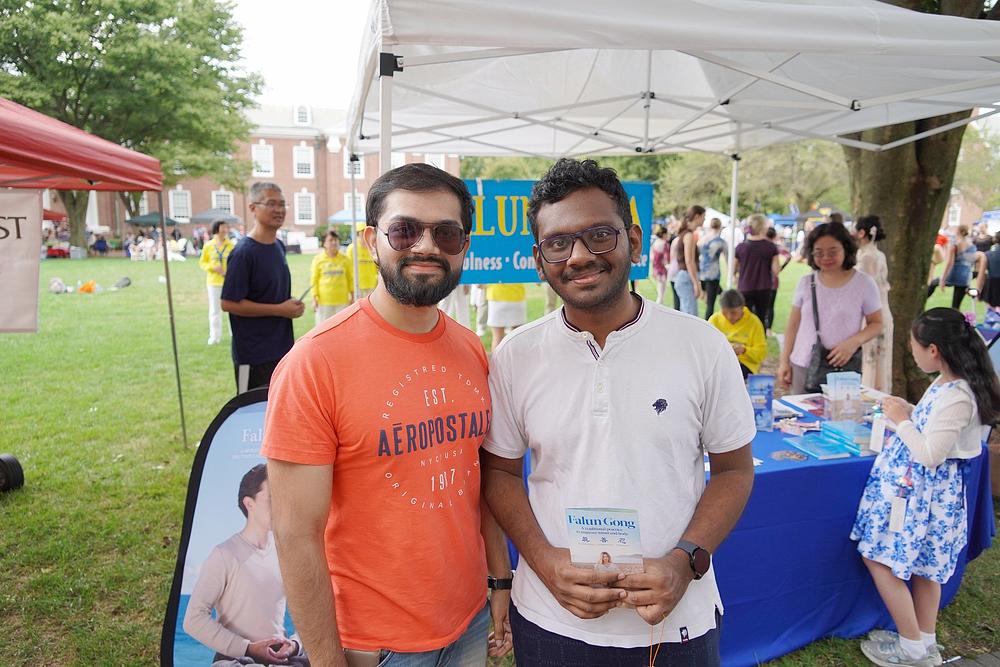 Studenti Aniket Turaskar (lijevo) i Sidd (desno) su zainteresovani za Falun Dafa.
