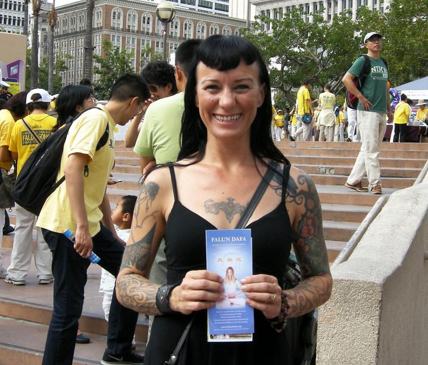 "Dobila sam jako dobar poklon danas", rekla je Liz Huston, mašući Falun Gong prospektom kojeg je upravo dobila.
