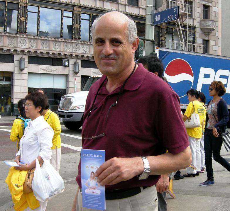 Mike, porijeklom iz Irana, je upoznat sa metodama opresivnih režima i bilo mu je drago vidjeti Falun Gong grupu kako ustaje protiv progona u Kini.
