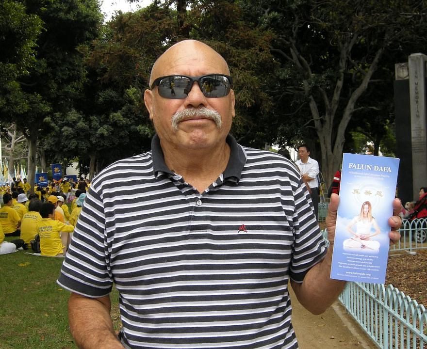 Artuio je gledao povorku i rekao da bi želio naučiti Falun Gong.