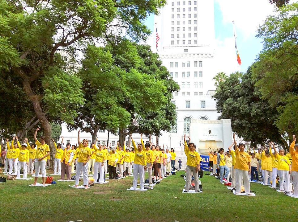 Falun Gong praktikanti ispred Gradske vijećnice Los Angelesa, 15. listopada 2015.