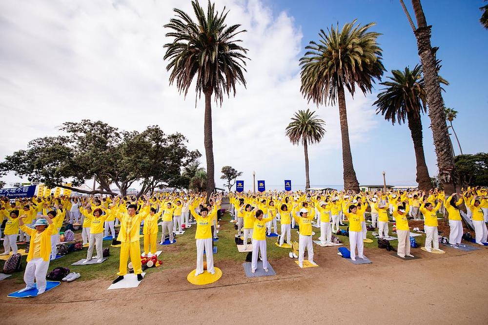 Falun Gong praktikanti vježbaju u Santa Monici u Južnoj Kaliforniji  