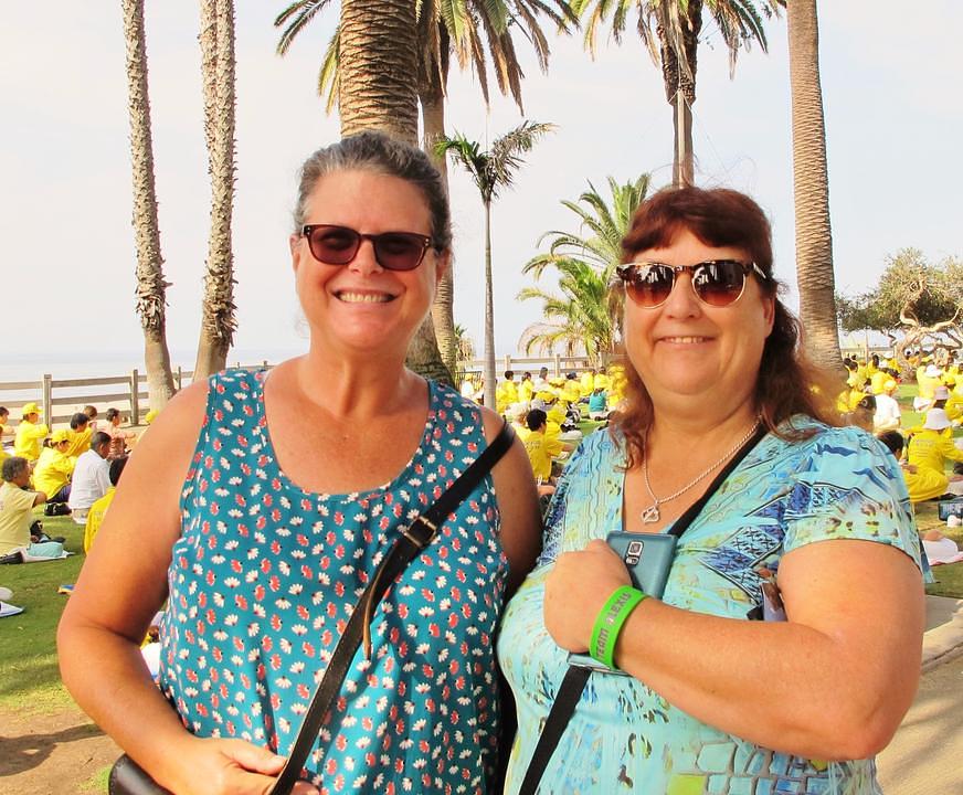 Romana Harrison (desno) i Connie Seidman podržavaju Falun Gong 
