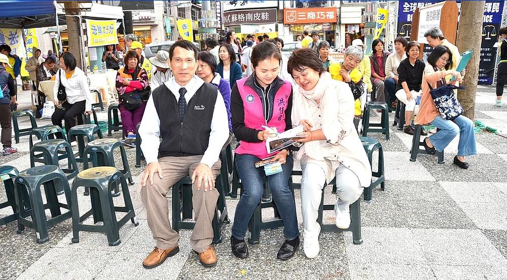 Član gradskog vijeća Hong Jiajun (u sredini fotografije) potpisuje peticiju