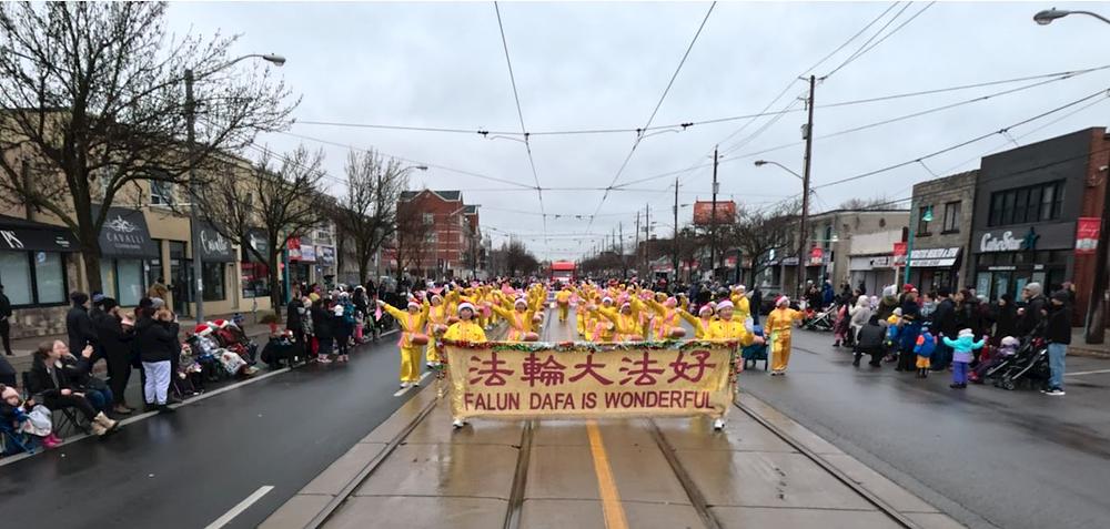  Tim bubnjara srdačno je pozdravljen na paradi Deda Mraza Etobicoke-Lakeshore 2. decembra 2023.
