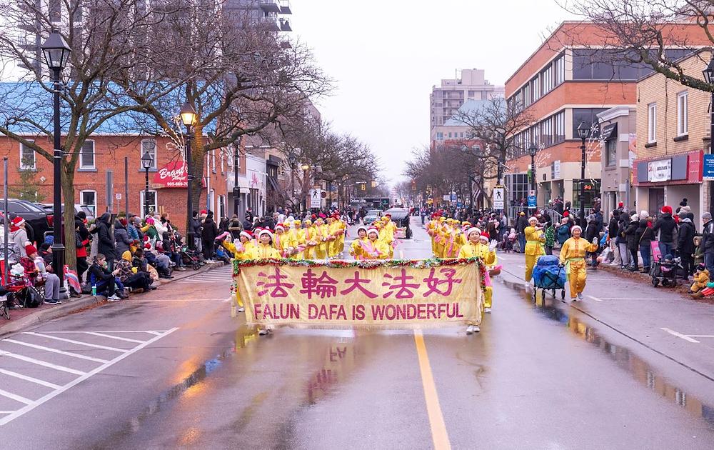  Tian Guo Marching Band i tim bubnjara učestvuju na Paradi Deda Mraza u Burlingtonu 3. decembra.