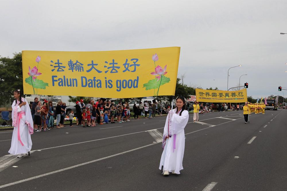 Falun Dafa je toplo dočekan na Kumeū paradi u predgrađu Aucklanda 1. prosinca.