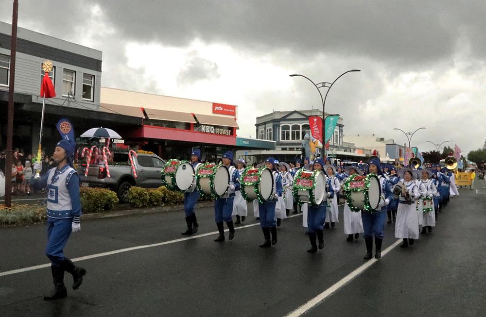 Tian Guo Marching Band u božićnoj povorci u Te Awamutu u 11 sati 3. prosinca.