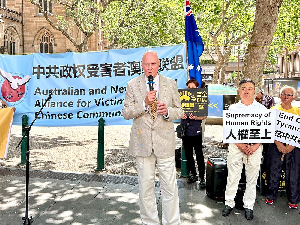  **G. John Deller, glasnogovornik Falun Dafa udruge Australije, govori na skupu**
