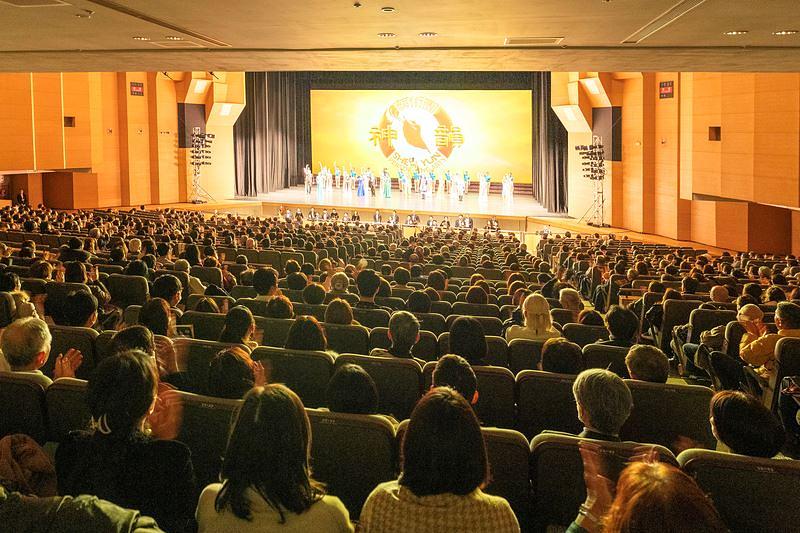 Podizanje zavjese ansambla Shen Yun iz New Yorka u kongresnom centru Nagoya 24. prosinca 2023. (The Epoch Times)  