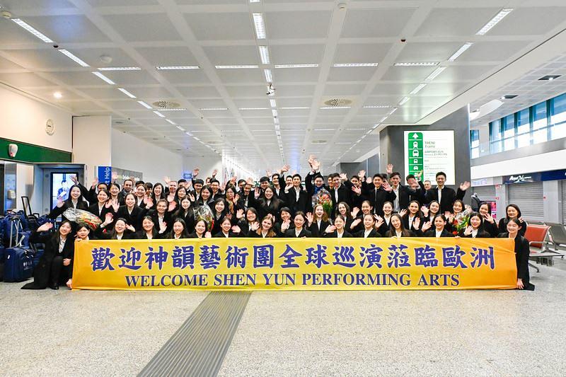 Globalni ansambl Shen Yun stigao je u Milano, u Italiji, 25. prosinca, kako bi započeo svoju turneju po Italiji. Umjetnici su u zračnoj luci dočekani toplom dobrodošlicom lokalnih obožavatelja. (The Epoch Times)  