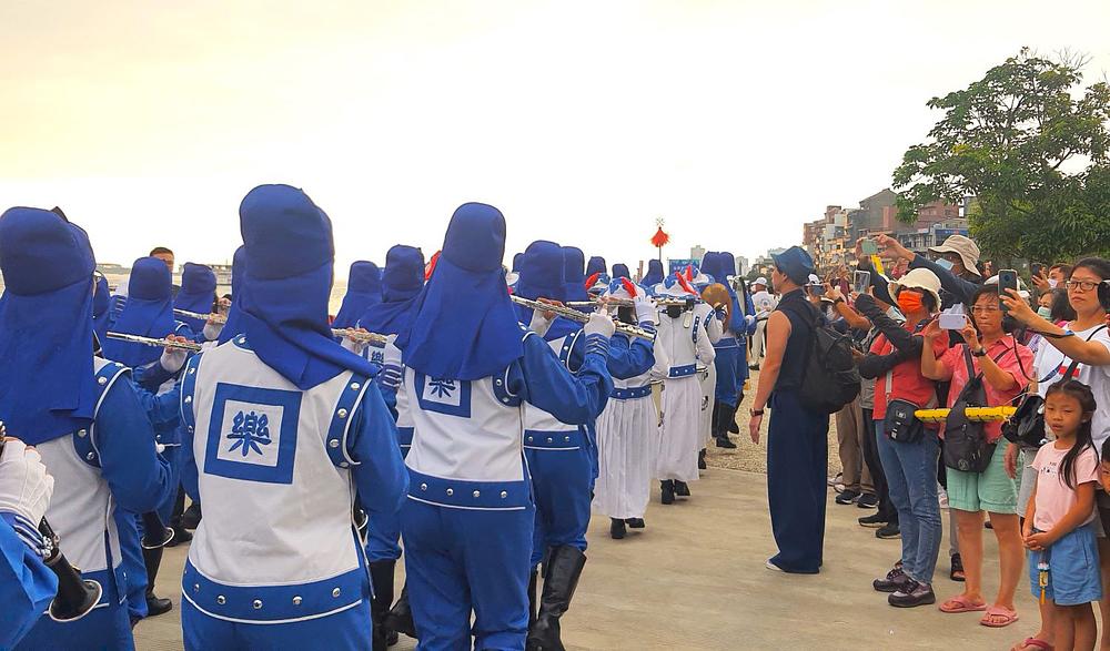 Gledaoci parade su poželjeli dobrodošlicu praktikantima i fotografisali Tian Guo Marching Band.