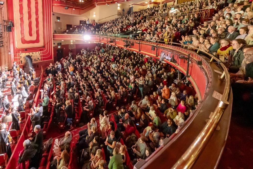  Shen Yun New Era Company u New Theatreu u Oksfordu, Velika Britanija, 6. januara uvečer. Izvođači su se naklonili četiri puta. Trupa je izvela četiri nastupa u Oksfordu od 4. do 6. januara, sve pred punim salama. (The Epoch Times)