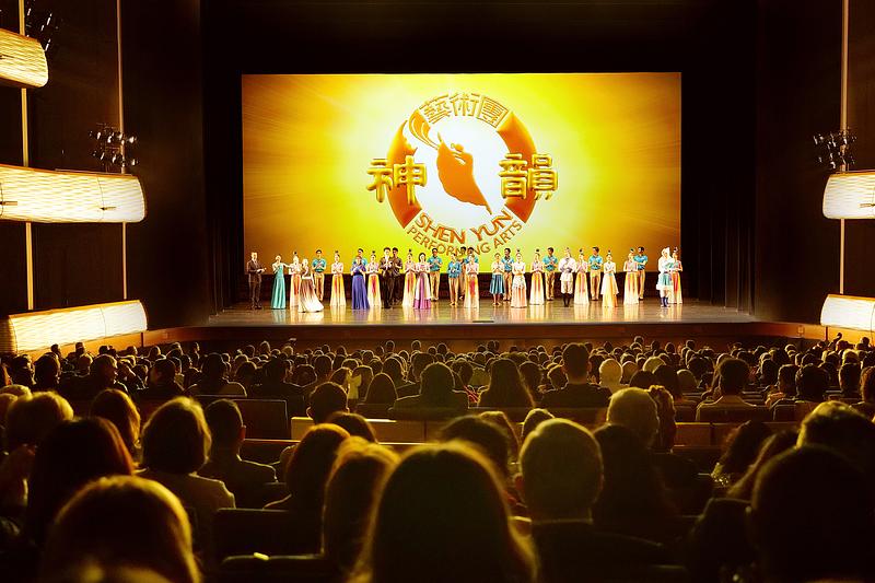  Shen Yun International Company u prepunoj sali u AT&T Performing Arts Center-Winspear Opera House u Dallasu, Teksas, uvečer 6. januara (NTD Televizija)