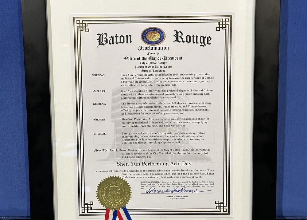   Proglas gradonačelnice Baton Rougea Sharon Weston Broome u čast Shen Yun. Dante Bidwell, šef kabineta gradonačelnika, uručio je proglas Shen Yunu lično u pozorištu Baton Rouge River Center u Baton Rougeu, Louisiana, 3. januara. (The Epoch Times)