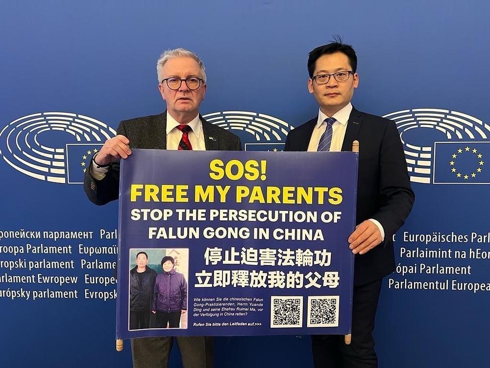 Falun Gong praktikanti Ding Lebin (desno) i njemački poslanik u Evropskom parlamentu Michael Gahler (ljubaznošću Epoch Timesa)